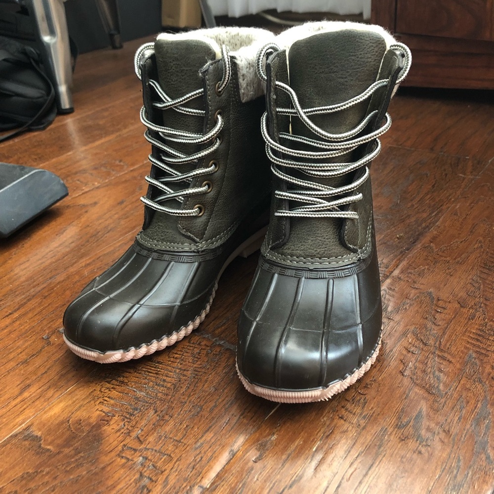 Snow boots